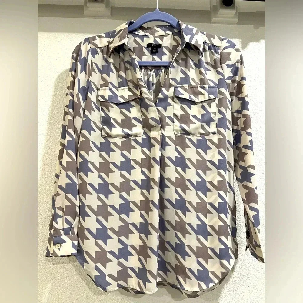 Ann Taylor blouse LIKE NEW, XS petite. Gray and blue geometric print on cream.